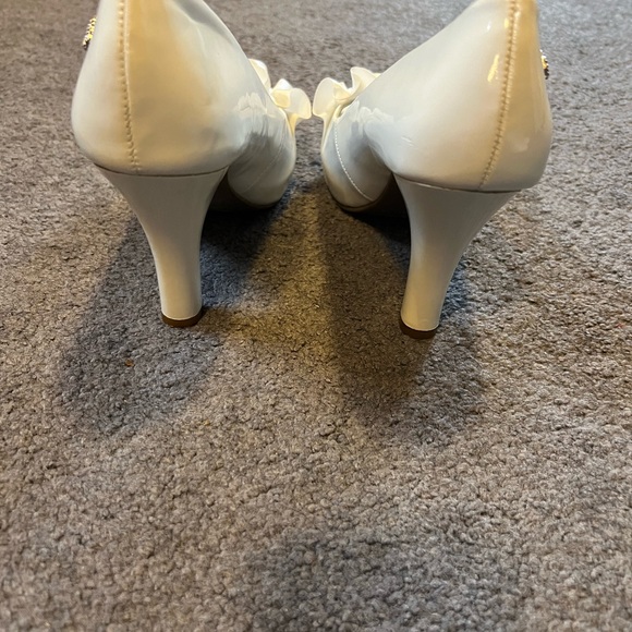 Fergalicious-Glamorous White Peep-Toe Heels with Bow Detail - Picture 3 of 9